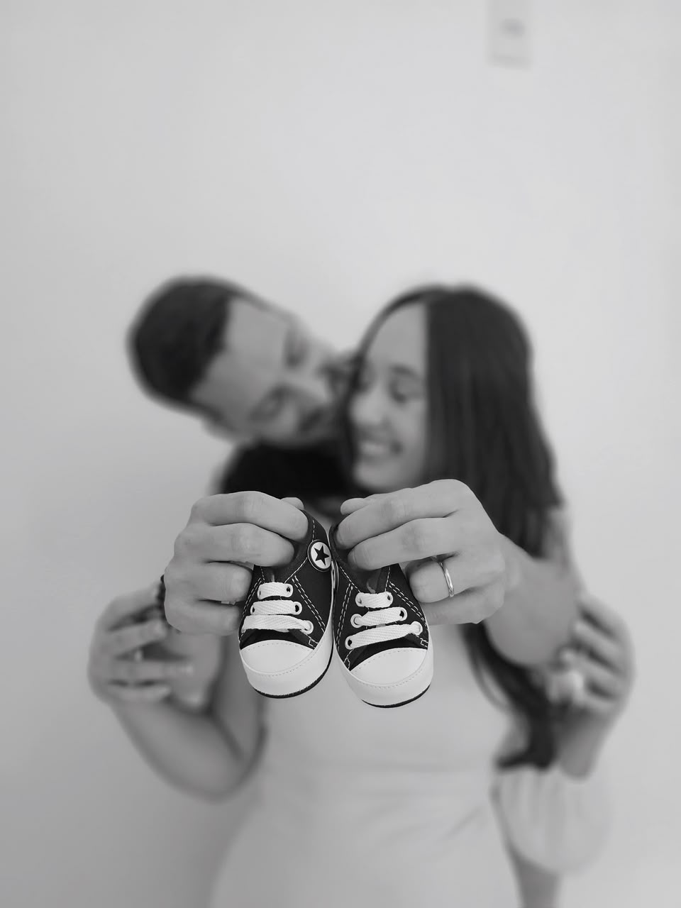 Gustavo e Giulia com o tênis do Miguel